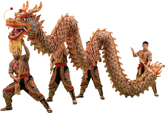 Cuatro bailarines con trajes tradicionales realizan la danza del dragón chino, sosteniendo una gran marioneta de dragón dorado y rojo.